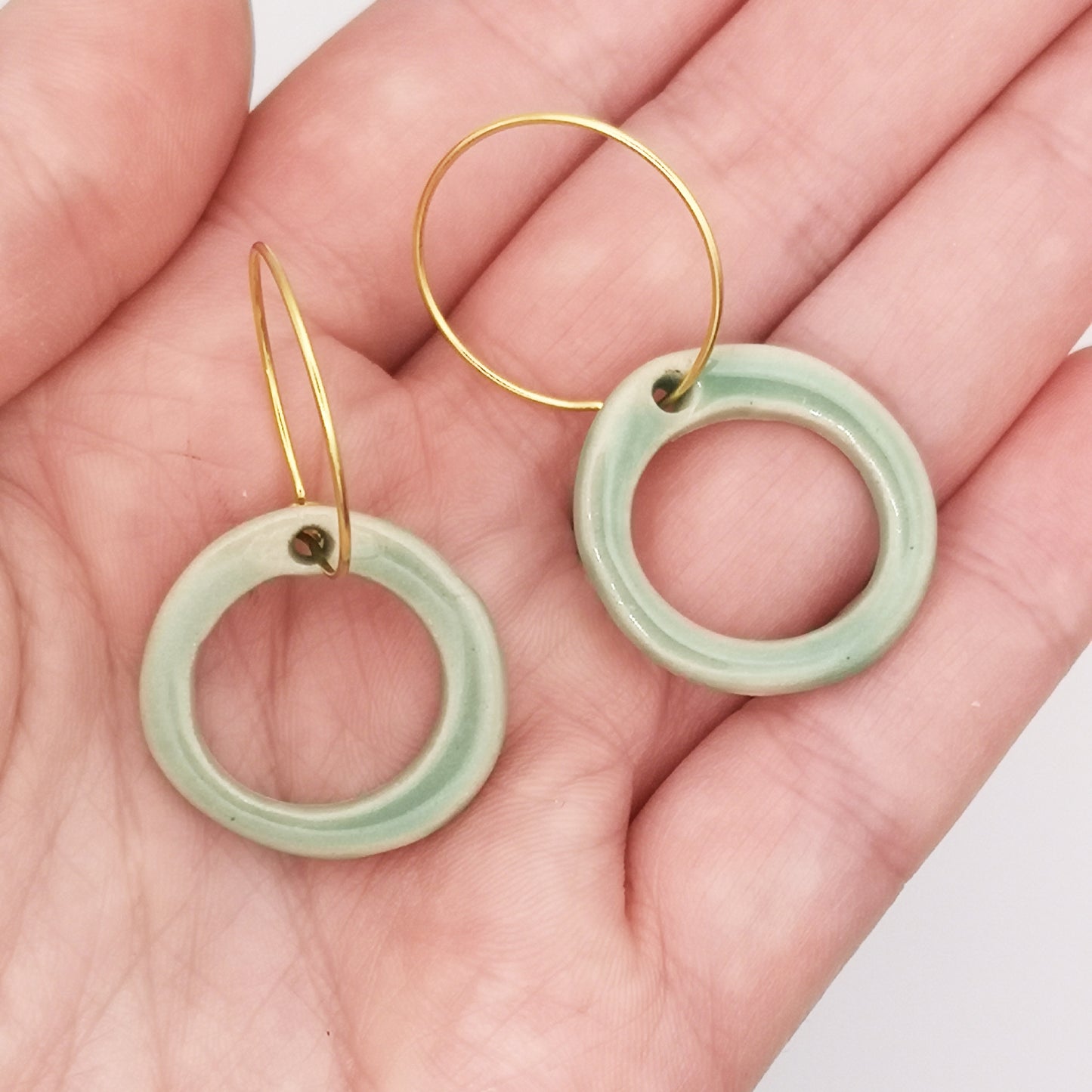 Boucles d'oreilles cercle vert et or pour femme moderne artisanat d'exception luxe cadeau aix en provence