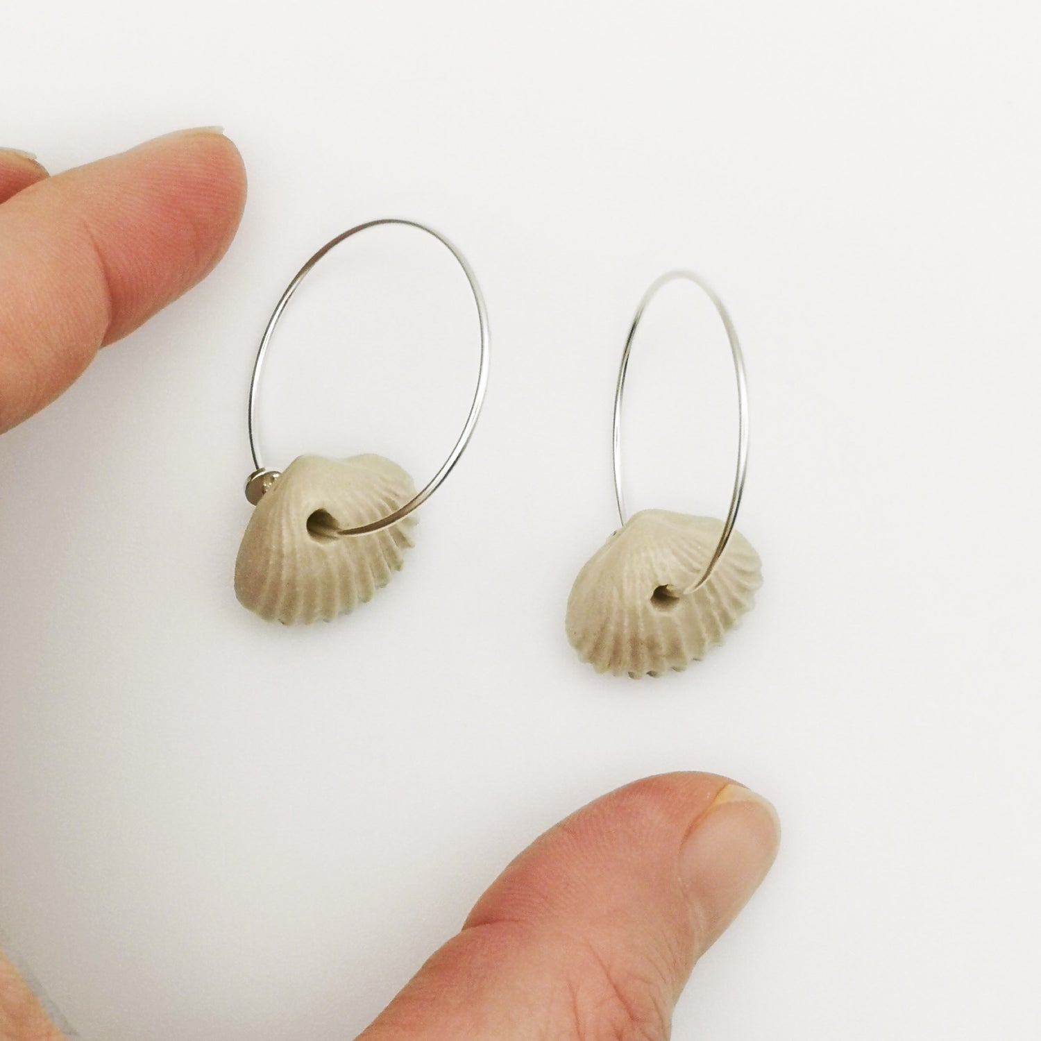 Boucles d'oreilles coquillage blanches en céramique émaillée, avec un pendentif coquillage de 1,5 cm et un anneau en argent, bijoux artisanaux.