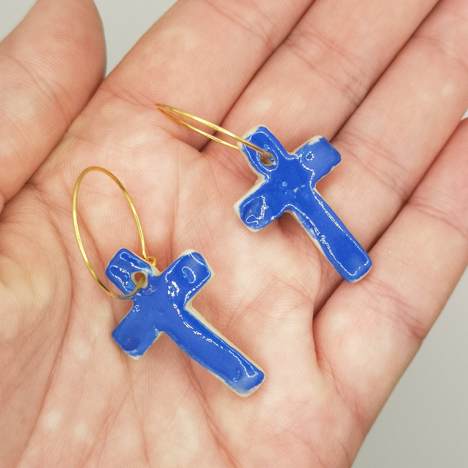 Boucles d'oreilles élégantes bleu roi en céramique sur créoles dorées, style minimaliste