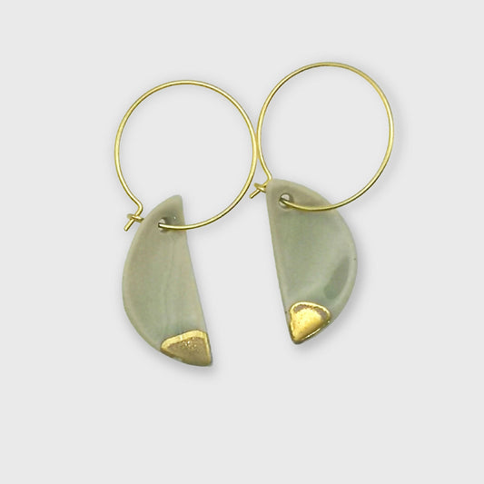 Boucles d'oreilles vert celadon demi lune pendante pour femme fait main artisanat d'exception Luxe Aix en Provence