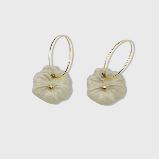 Élégantes boucles d'oreilles créoles avec fleurs pensées blanches et touches d’or, un bijou raffiné et intemporel.