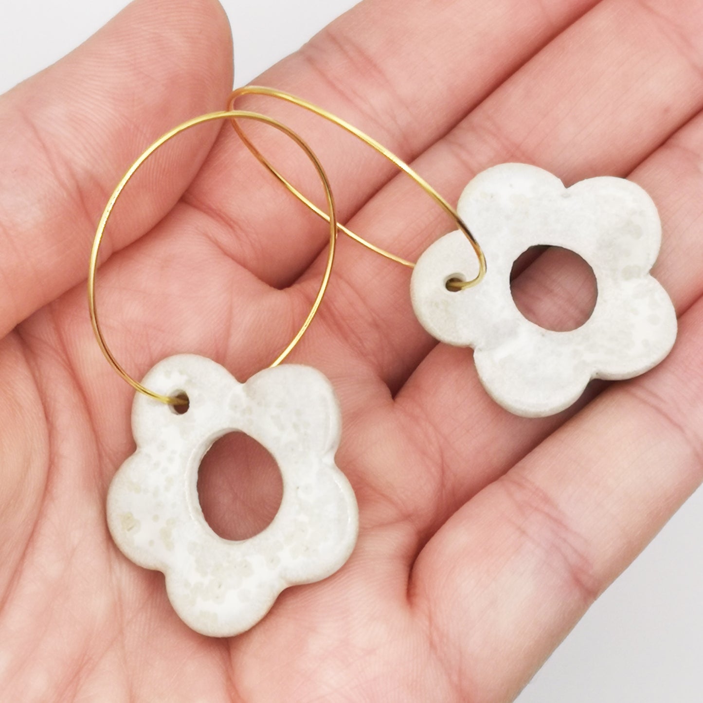 Création artisanale de Corinne Céramique : boucles d'oreilles blanches effet nacré avec anneau en or, faites main avec amour à Aix-en-Provence.