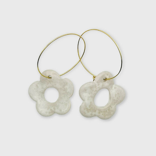 Boucles d'oreilles pendantes blanches effet nacré avec anneau en or, réalisées avec amour et artisanat à Aix-en-Provence.