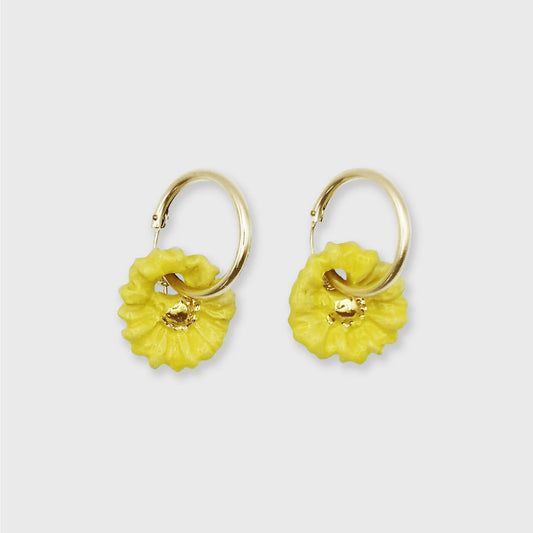 Boucle d'oreille fleur marguerite jaune vif pour femme moderne