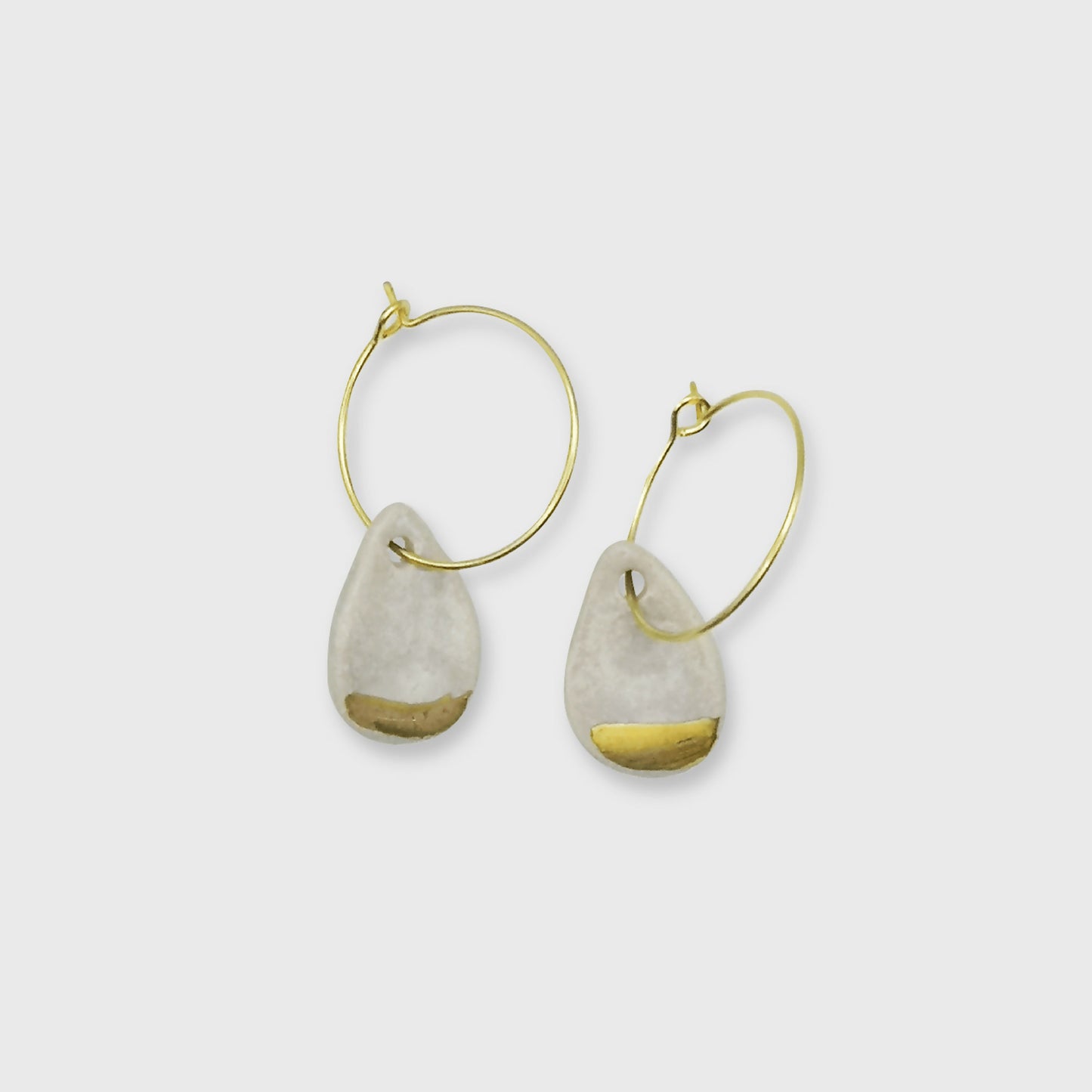 Boucles d'oreilles blanc nacre or pendante pour femme artisanat d'exception Corinne Ceramique Aix en Provence