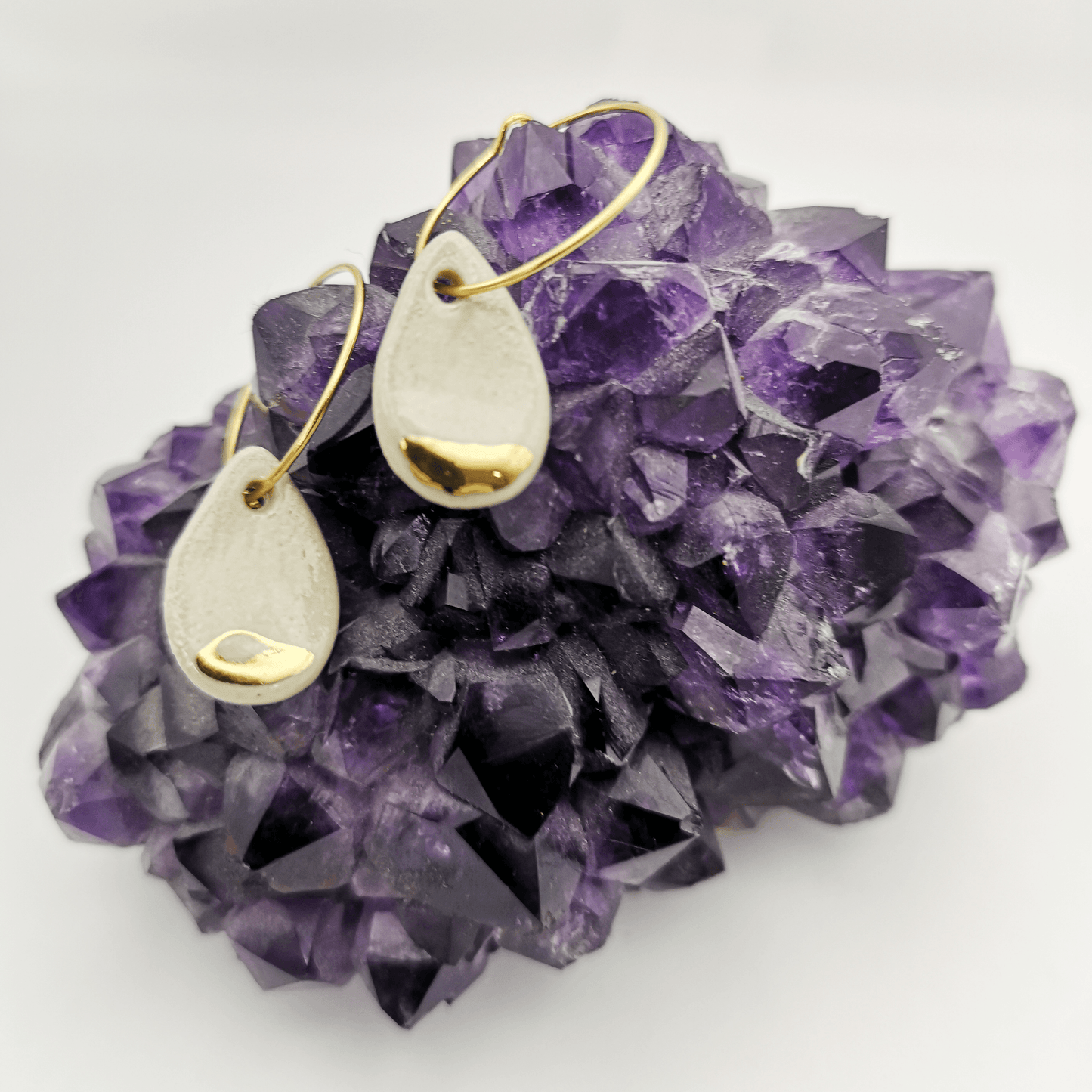 Boucles d'oreilles goutte blanc et or pendante pour femme sur Ametiste violette