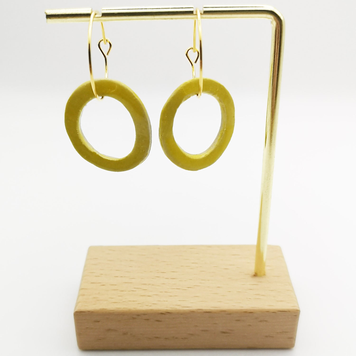 Boucles d'Oreilles légères en argile et émail jaune, créoles dorées à l'or fin 24K.