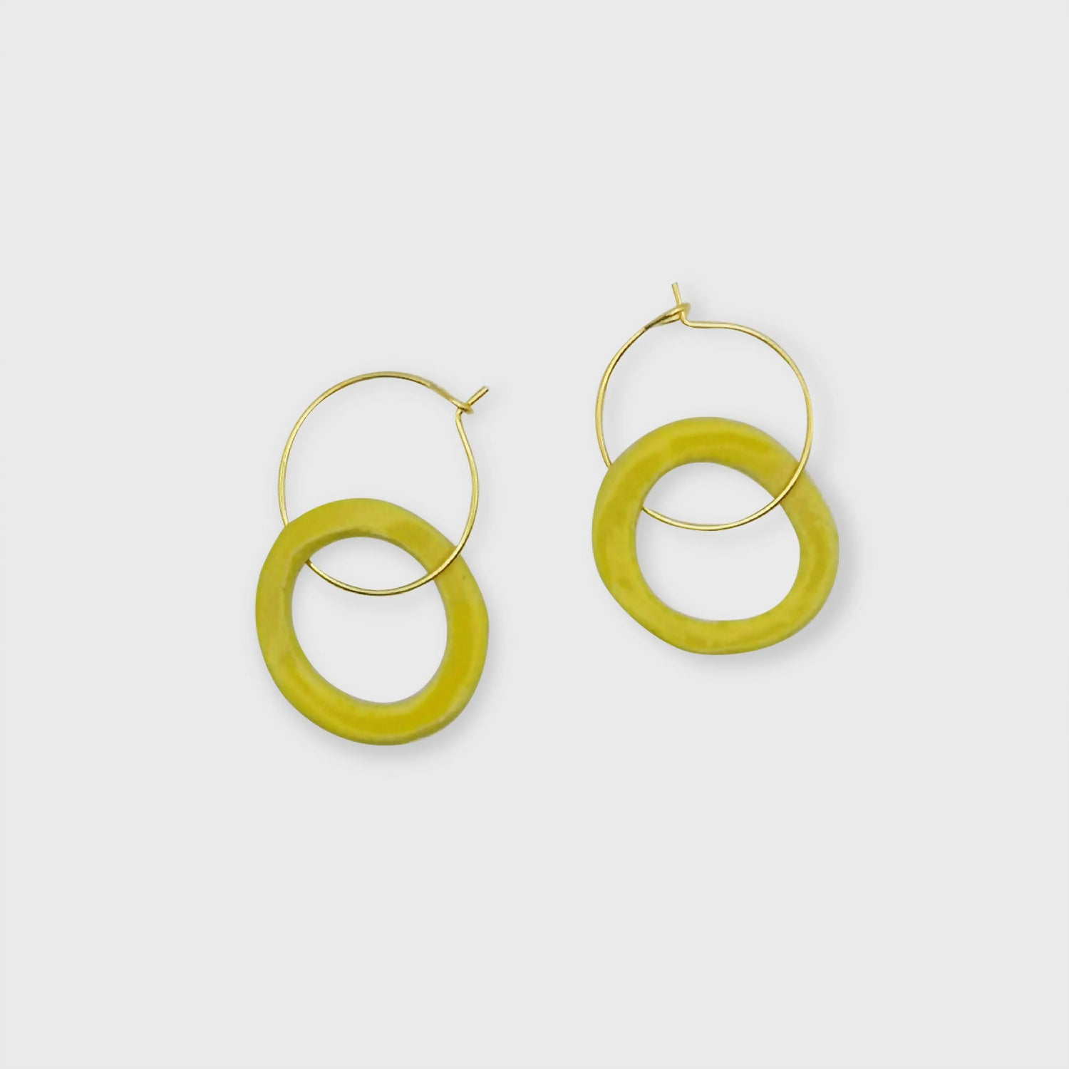 Boucles d'Oreilles en Céramique Jaune minimalistes fabriquées à la main, design géométrique moderne.
