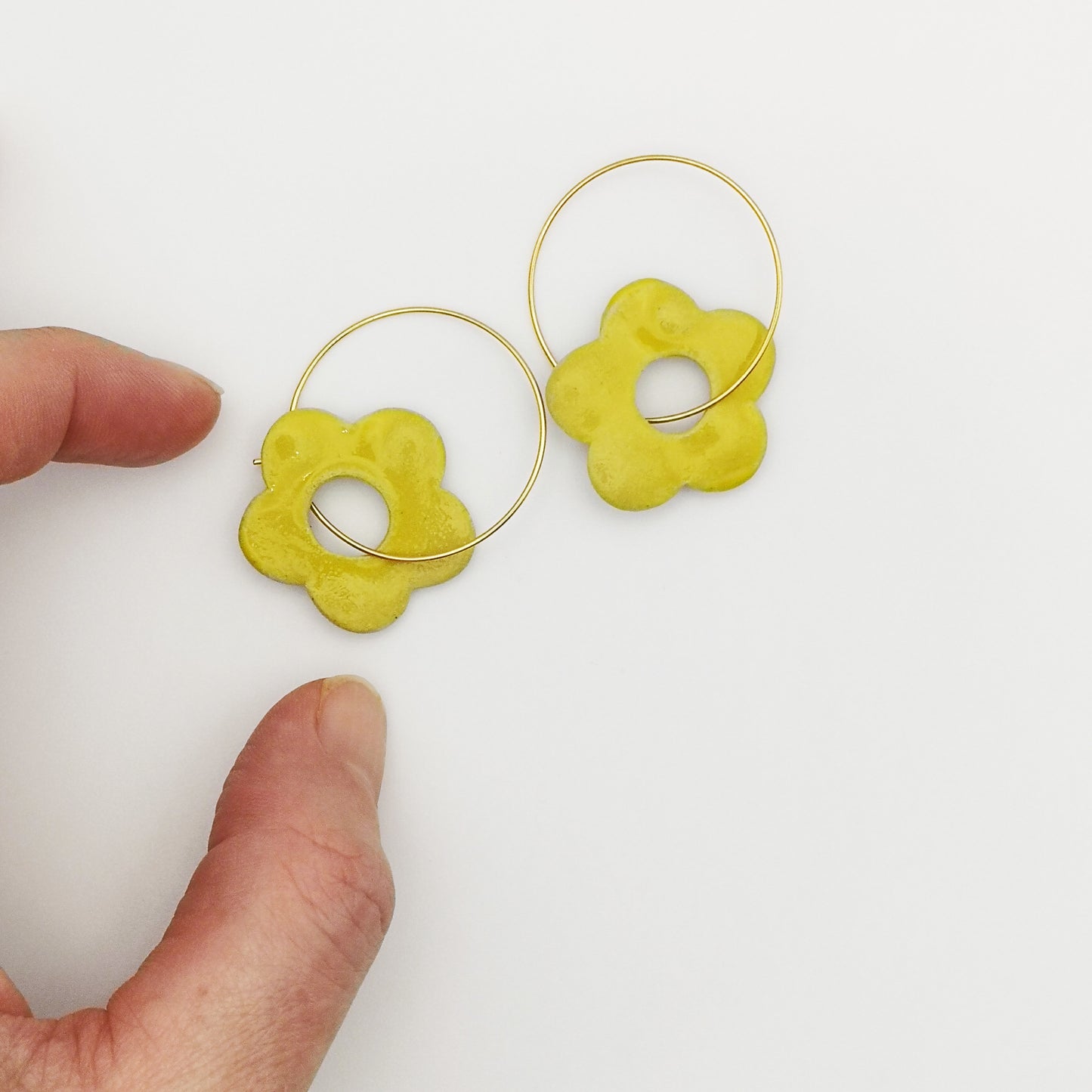 Boucles d'oreilles pendantes jaune et or en forme de fleur, fabriquées artisanalement en France - bijou élégant Corinne Céramique.