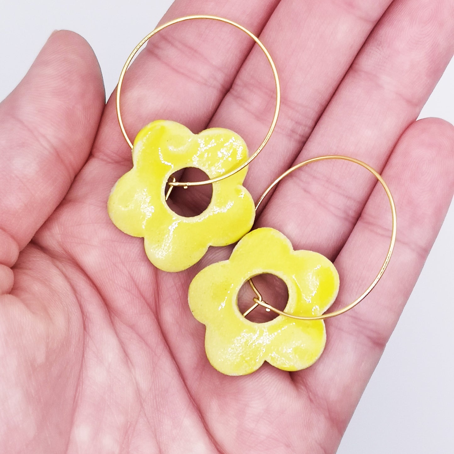 Bijou artisanal pour femme : boucles d'oreilles fleurs jaune avec anneau doré, réalisées à la main en Provence.