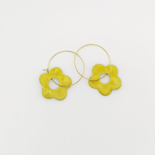 Boucles d'oreilles fleurs modernes jaune et or, design en céramique fait main en Provence - Corinne Céramique.