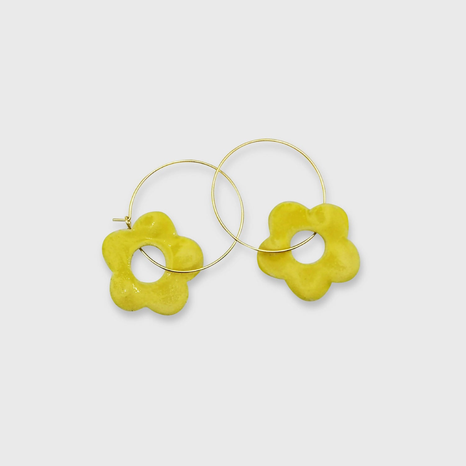 Boucles d'oreilles fleurs modernes jaune et or, design en céramique fait main en Provence - Corinne Céramique.