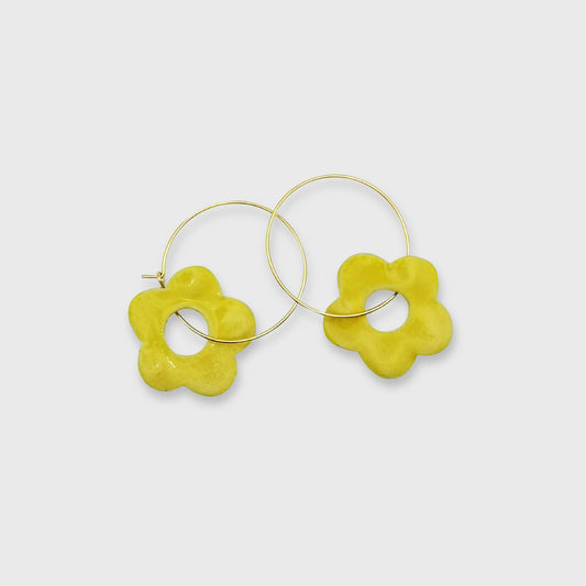 Boucles d'oreilles fleurs modernes jaune et or, design en céramique fait main en Provence - Corinne Céramique.