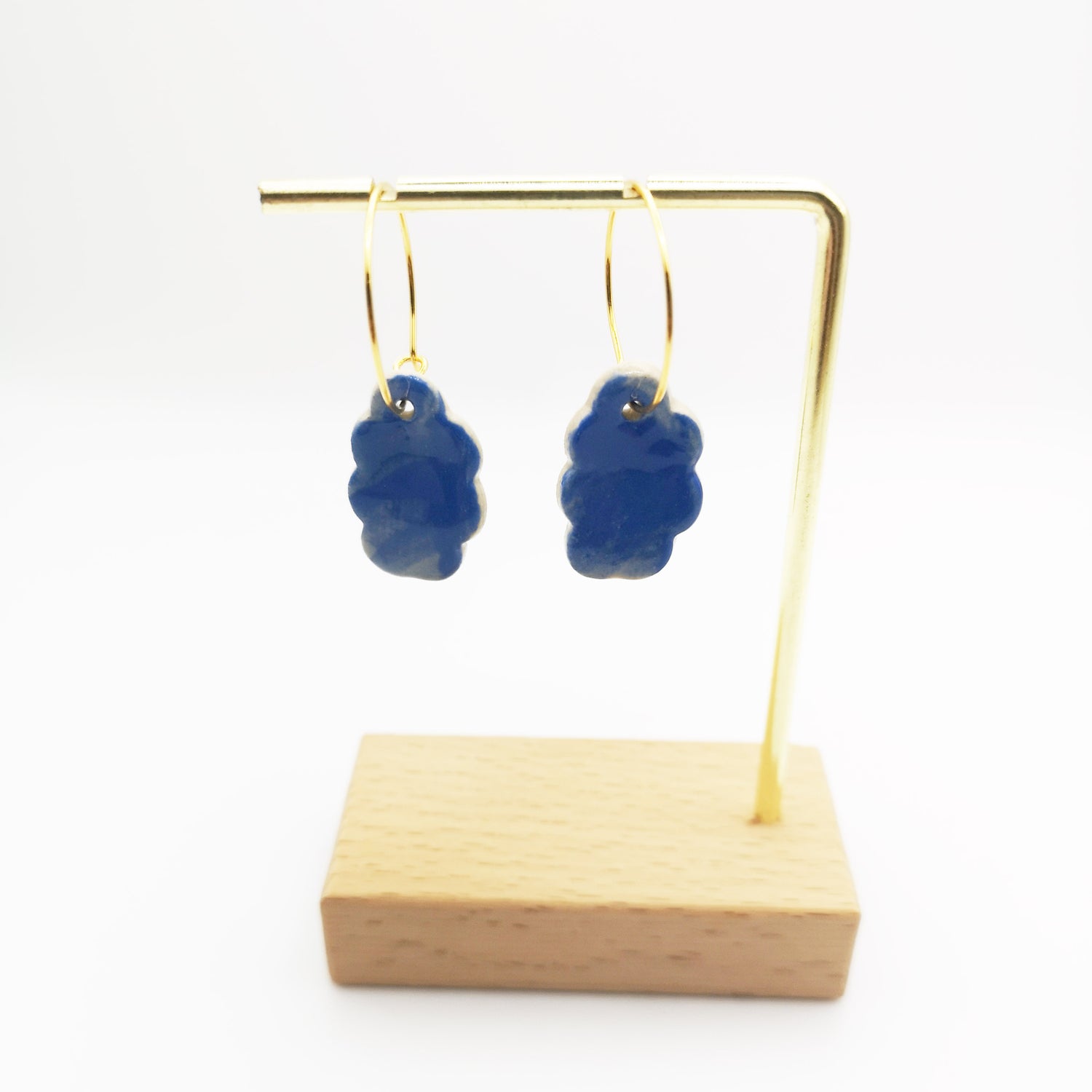 Boucles d'oreilles en céramique bleu roi nuage avec anneau en or, une création artisanale de Corinne Céramique à Aix-en-Provence.