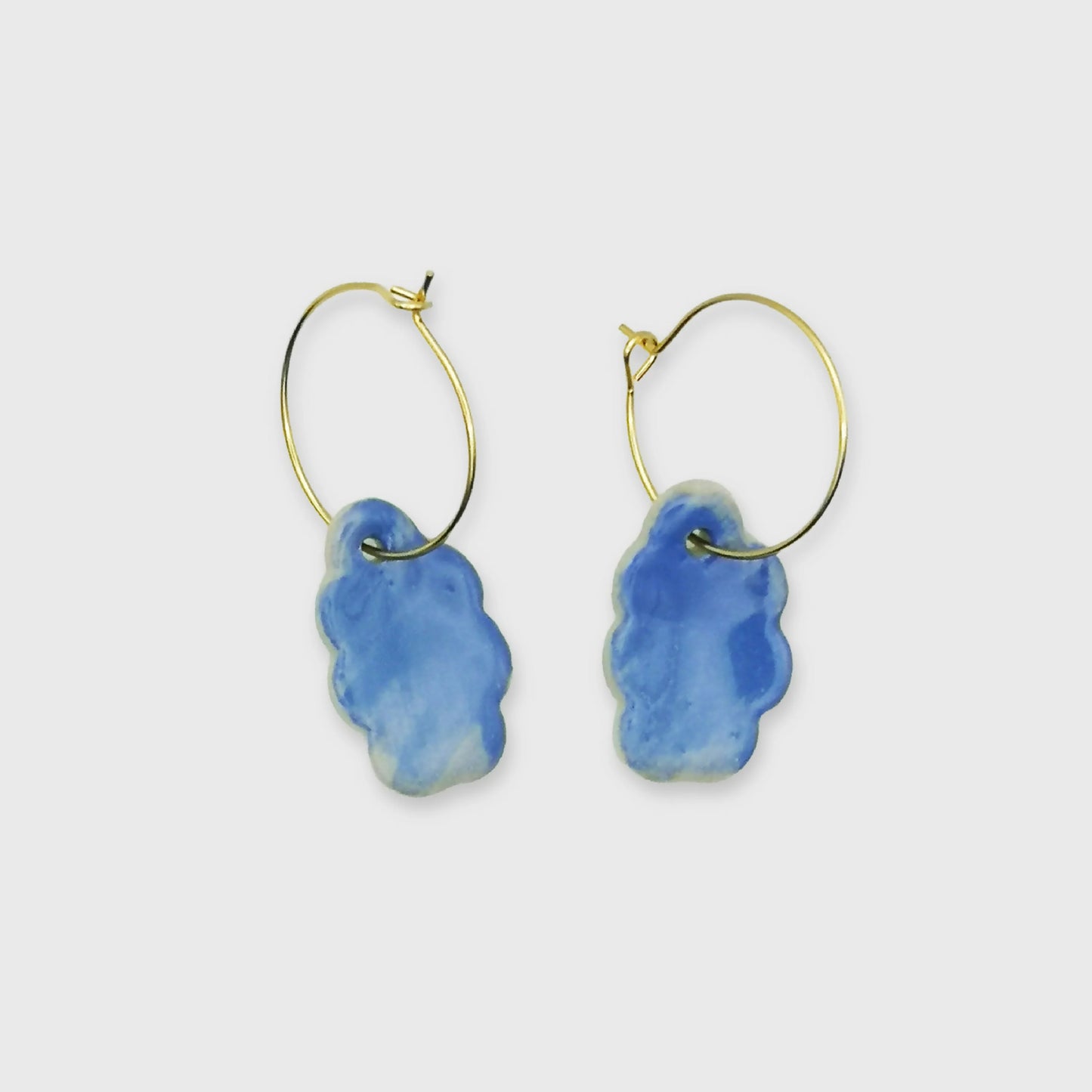 Boucles d'oreilles bleu roi nuage avec anneau en or, fait main en céramique à Aix-en-Provence par Corinne Céramique.