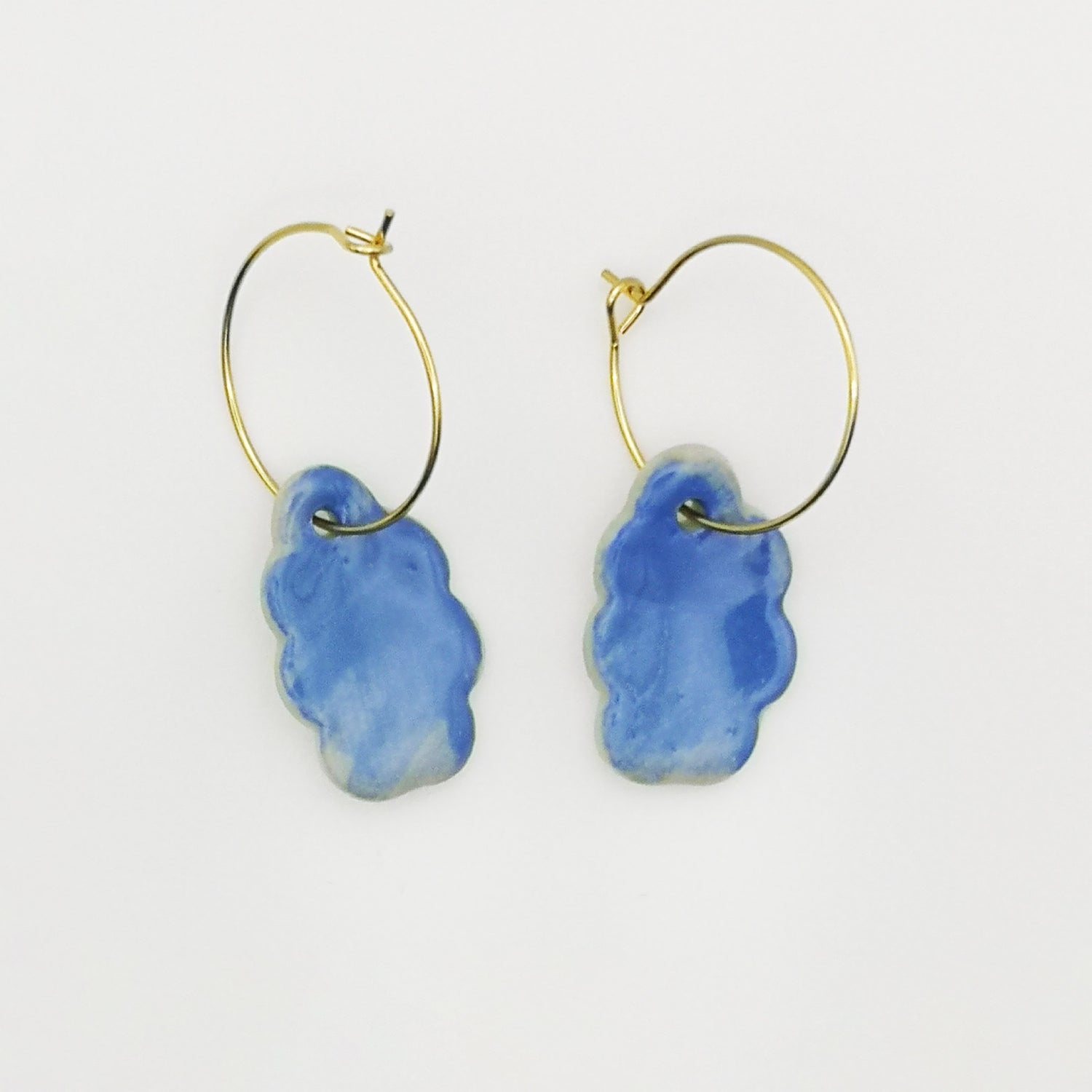 Boucles d'oreilles bleu roi nuage avec anneau en or, fait main en céramique à Aix-en-Provence par Corinne Céramique.