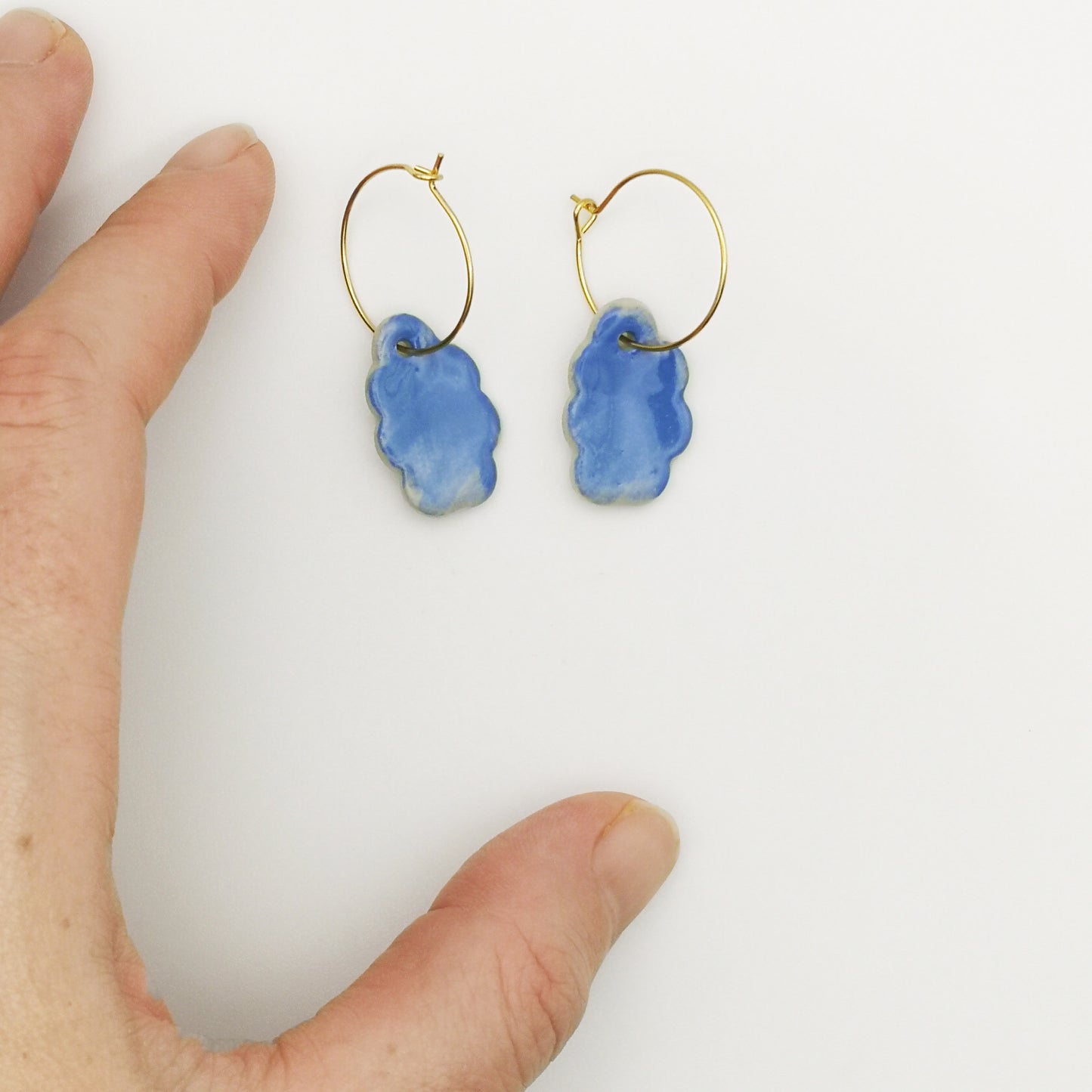 Boucles d'oreilles Corinne Céramique, bleu roi nuage avec anneau doré, une touche d'élégance fabriquée à la main en Provence.