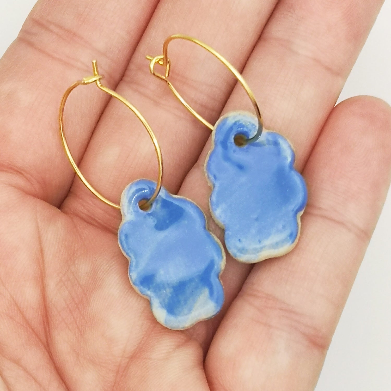 Élégantes boucles d'oreilles bleu roi avec un anneau doré, design nuage unique, réalisées artisanalement à Aix-en-Provence.