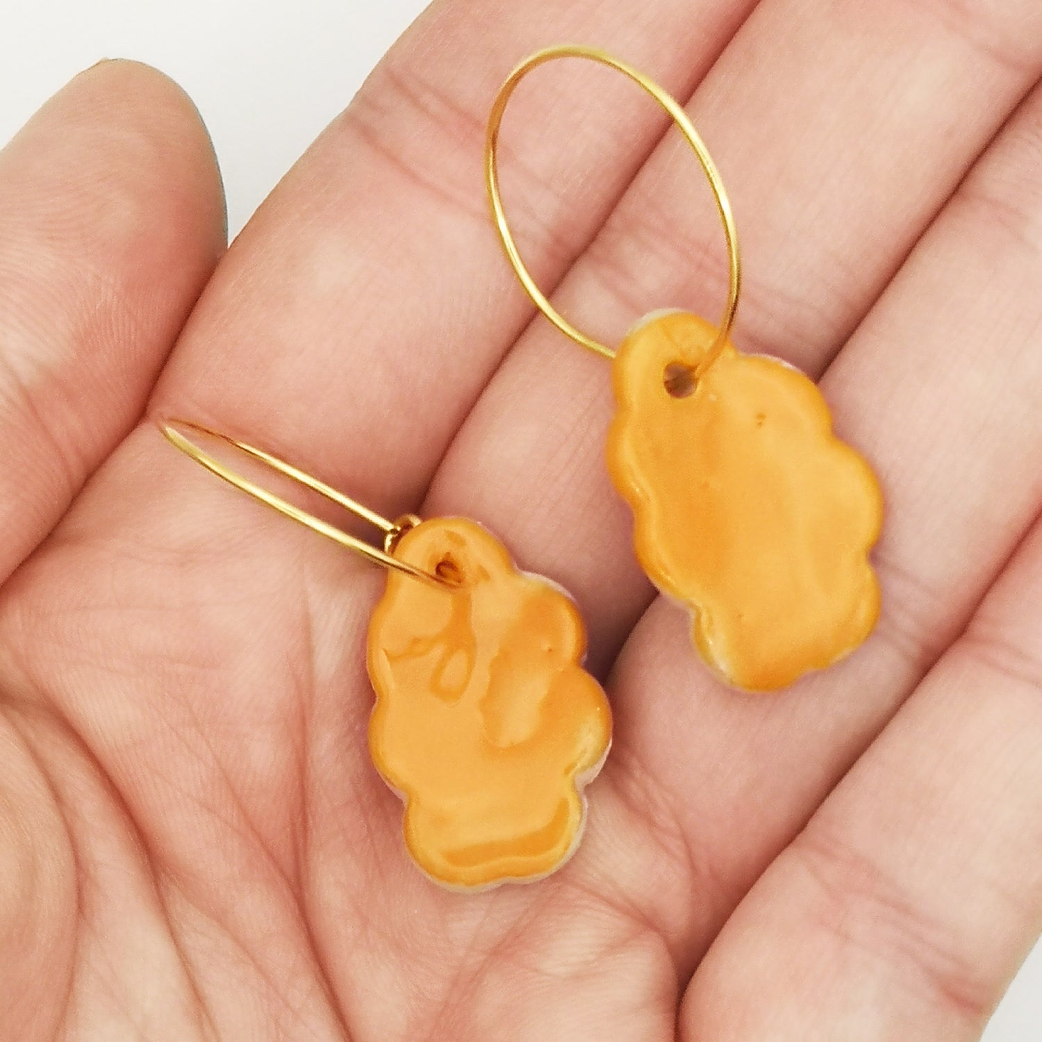 Boucles d'oreilles Nuage Orange et Or en céramique, montées sur anneaux créoles de 2 cm