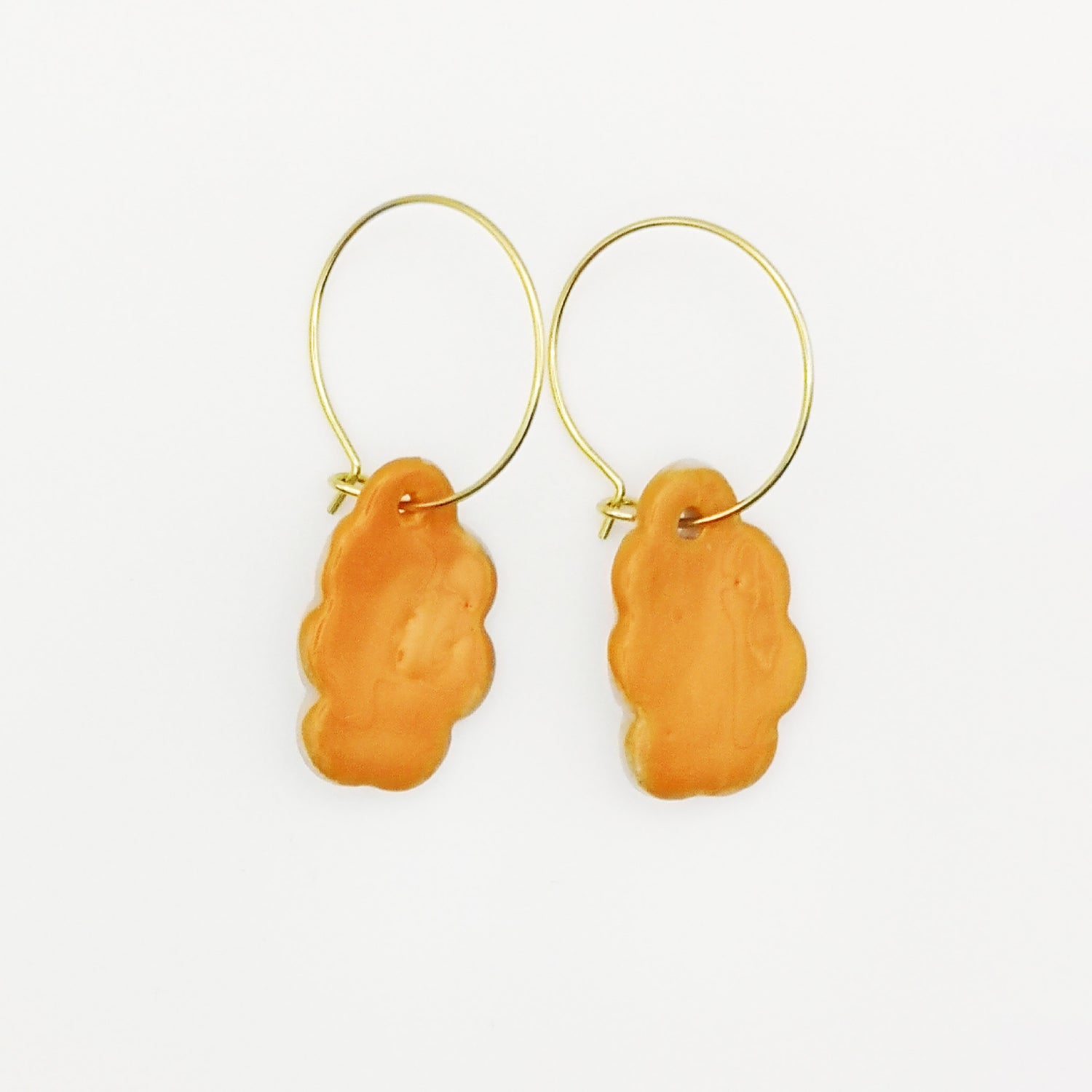 Détails des boucles d'oreilles créoles Nuage Orange et Or avec coffret cadeau