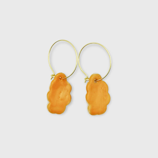 Détails des boucles d'oreilles créoles Nuage Orange et Or avec coffret cadeau Aix en Provence France Corinne Ceramique