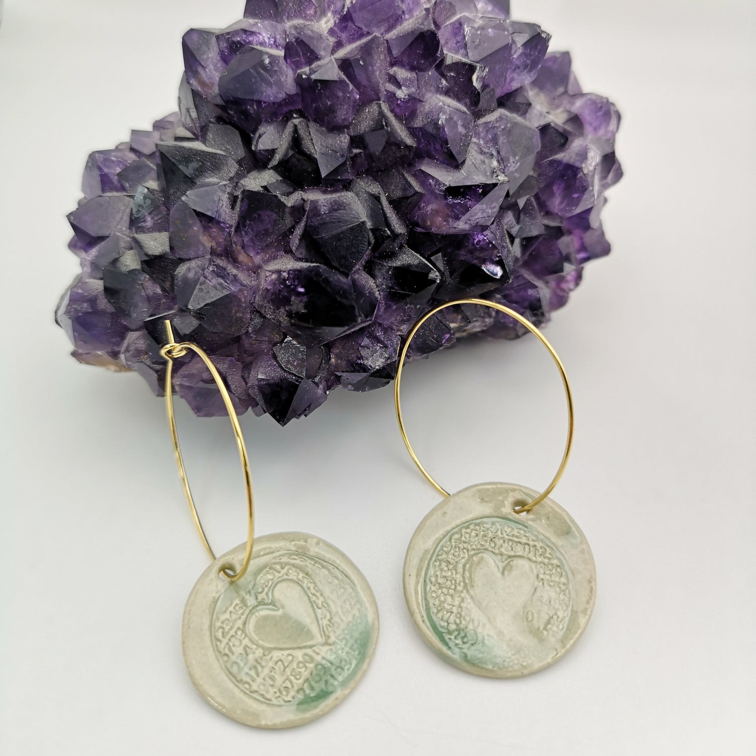 Boucles d'oreilles vert celadon medaille coeur graver or pendante pour femme avec ametiste made in france handmade