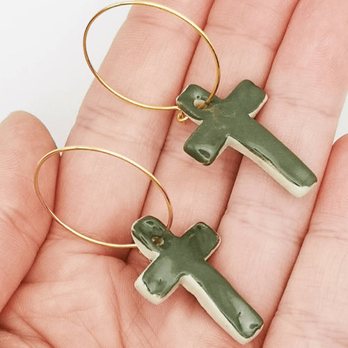 Boucles d'oreilles pendantes pour femme, croix verte en céramique avec créoles dorées à l’or, style minimaliste et artisanal