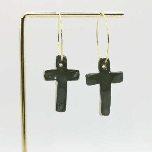 Boucles d'oreilles céramique croix vert olive, éco-responsables et faites main en France, pour un style unique et authentique