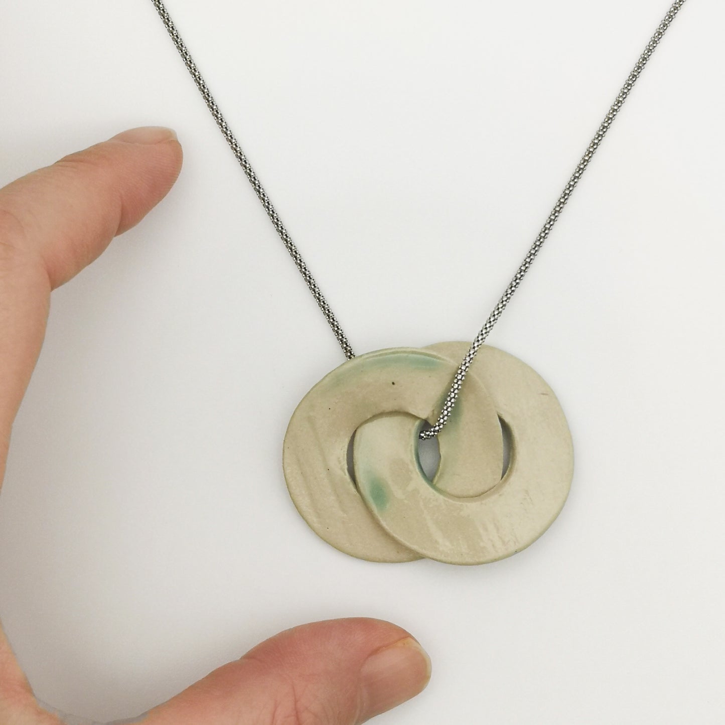 Collier chaîne argent avec pendentif infini vert, fabriqué à la main en France - Corinne Céramique.