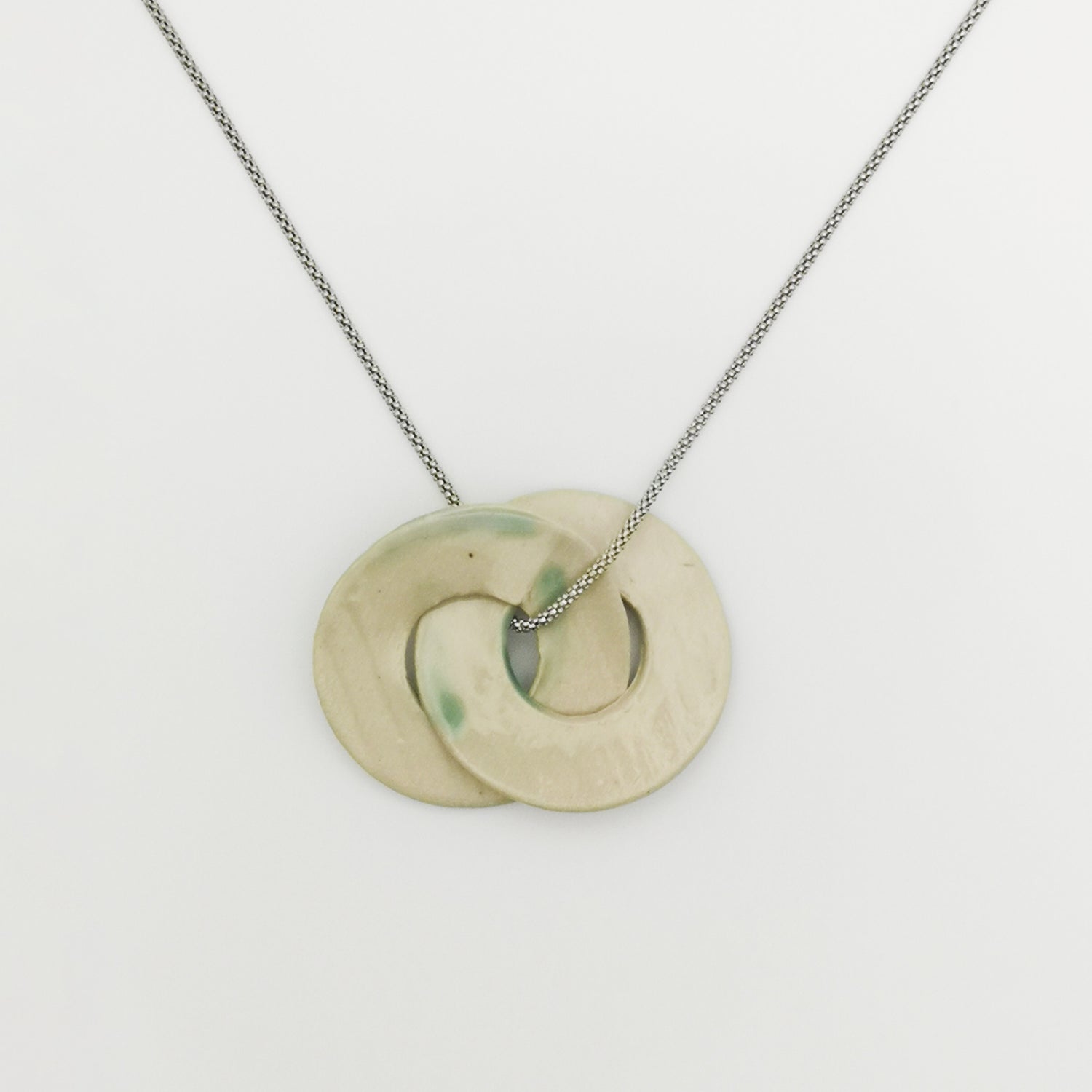 Bijou artisanal pour femme : collier Infinity en argent 925 et céramique verte, longueur ajustable.