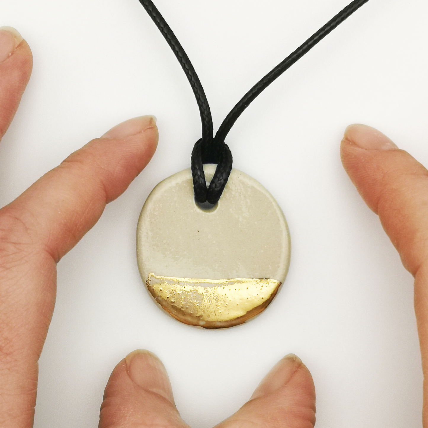 Collier moderne blanc et or en céramique sur cordon cuir — bijou fait main en France