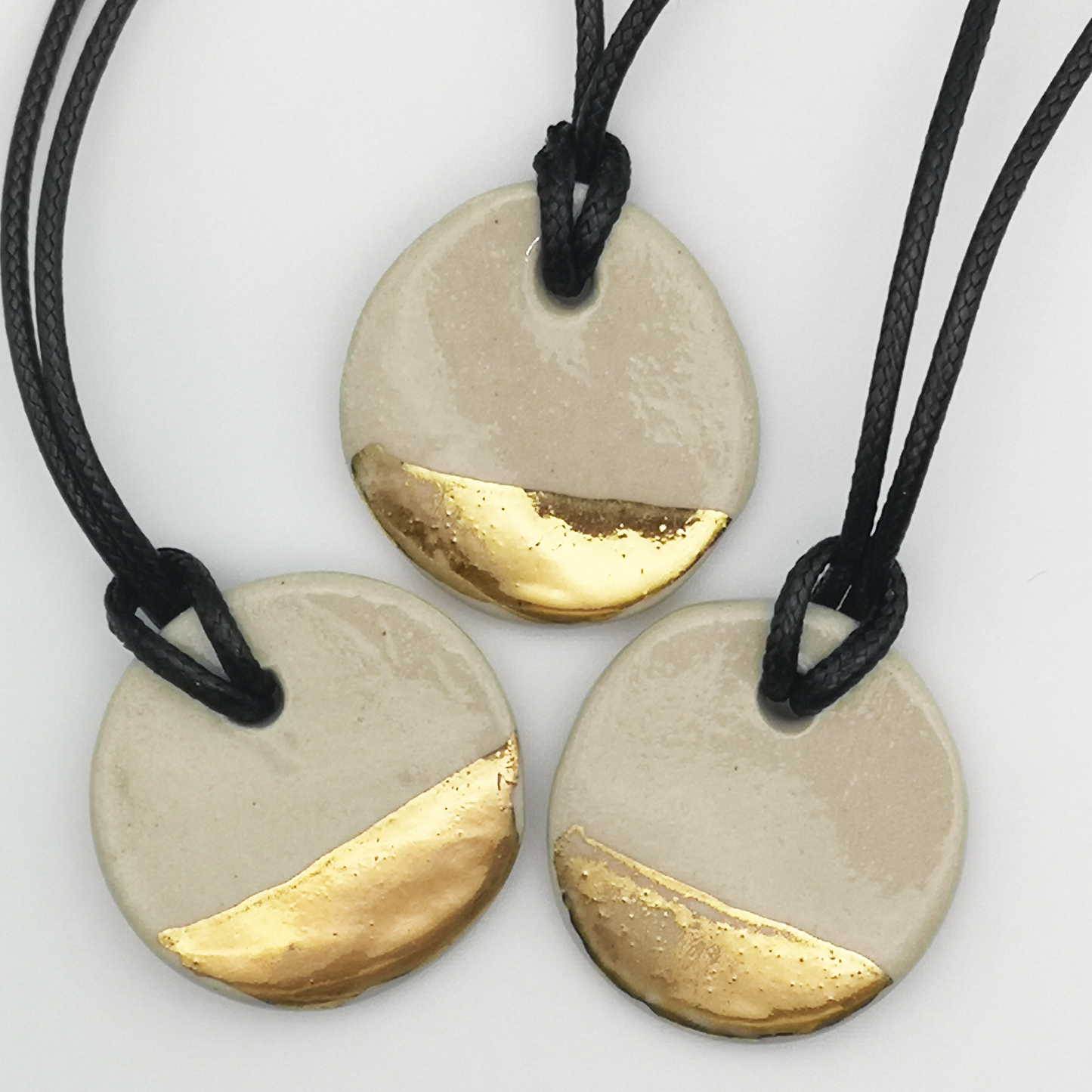 Collier design minimaliste blanc et or réglable — fabrication artisanale à Aix-en-Provence