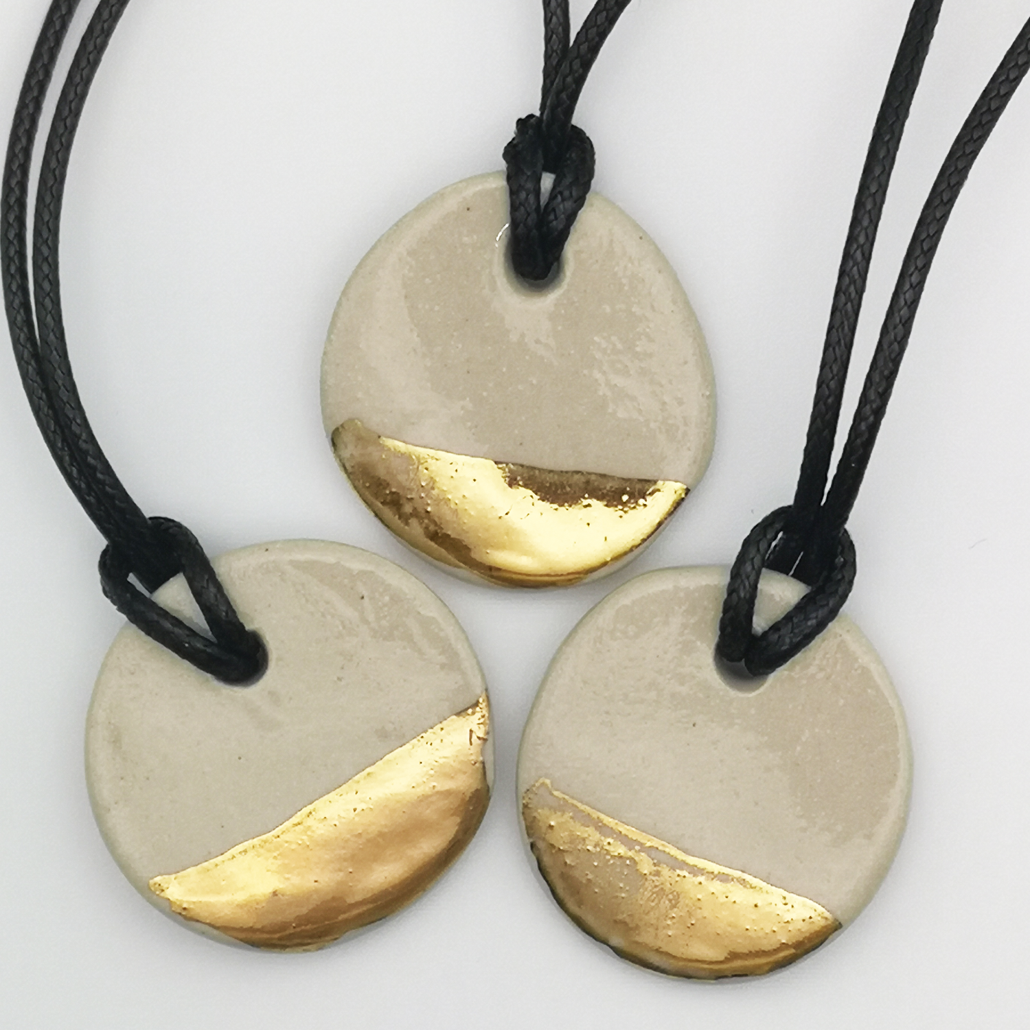 Collier design minimaliste blanc et or réglable — fabrication artisanale à Aix-en-Provence