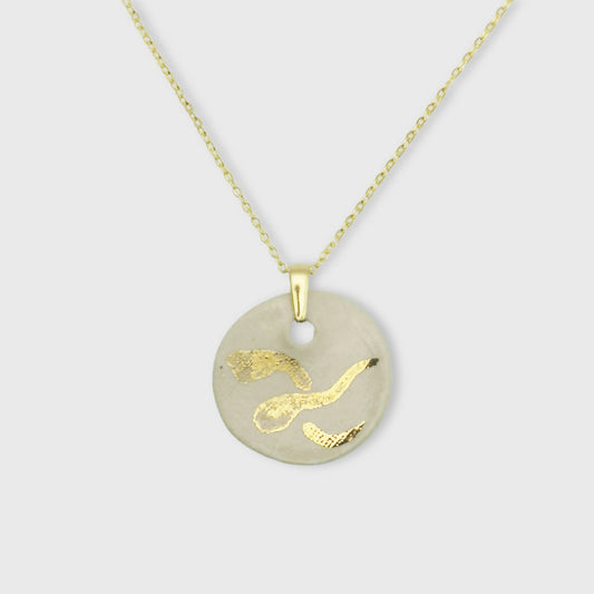 Collier artisanal blanc et or avec chaîne dorée – Bijou fait main, avec un médaillon rond en céramique blanche et une chaîne en laiton doré à l’or 24K, parfait pour les occasions spéciales et les tenues quotidiennes.