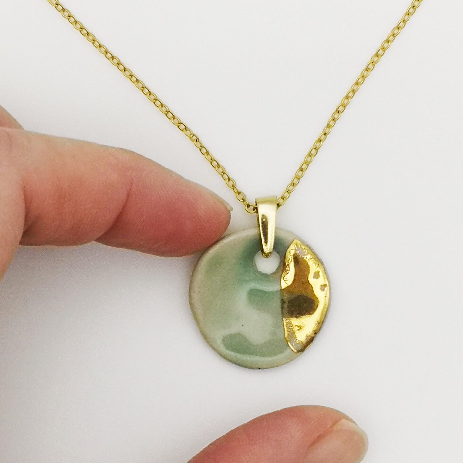 Pendentif en céramique vert céladon et or, collier unique avec chaîne dorée 24K, livré dans un coffret cadeau raffiné, bijou artisanal de Corinne Céramique.