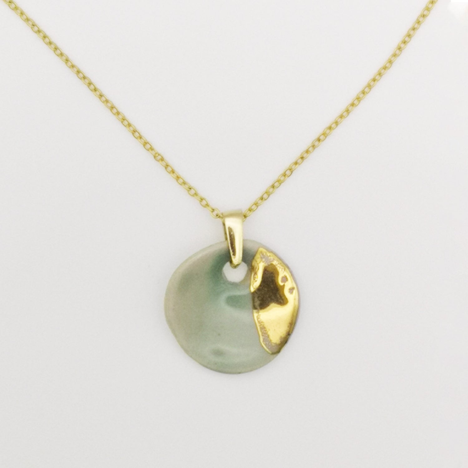 Collier élégant avec médaillon vert céladon et or, fait main en céramique, suspendu à une chaîne dorée à l'or fin 24K, parfait pour toutes les occasions