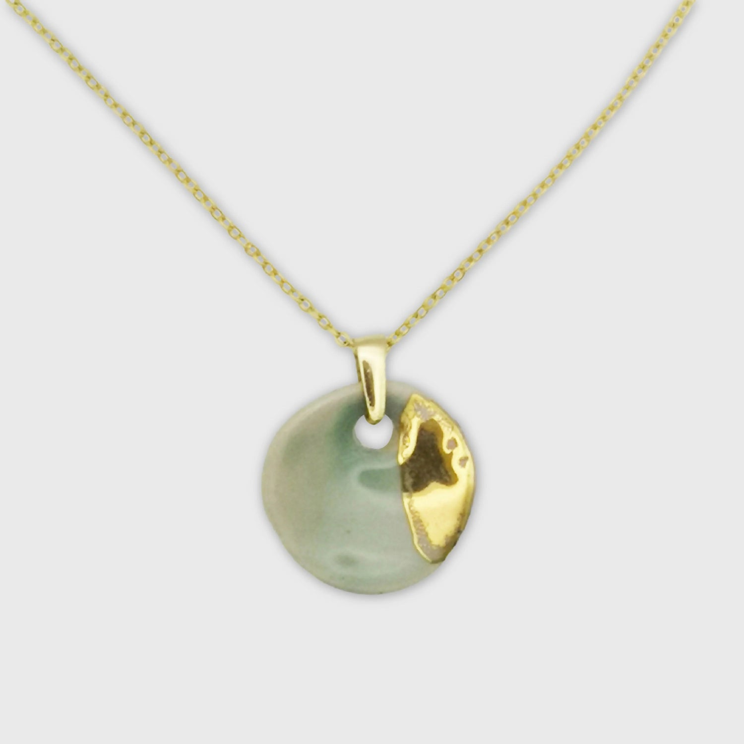 Collier élégant avec médaillon vert céladon et or, fait main en céramique, suspendu à une chaîne dorée à l'or fin 24K, parfait pour toutes les occasions