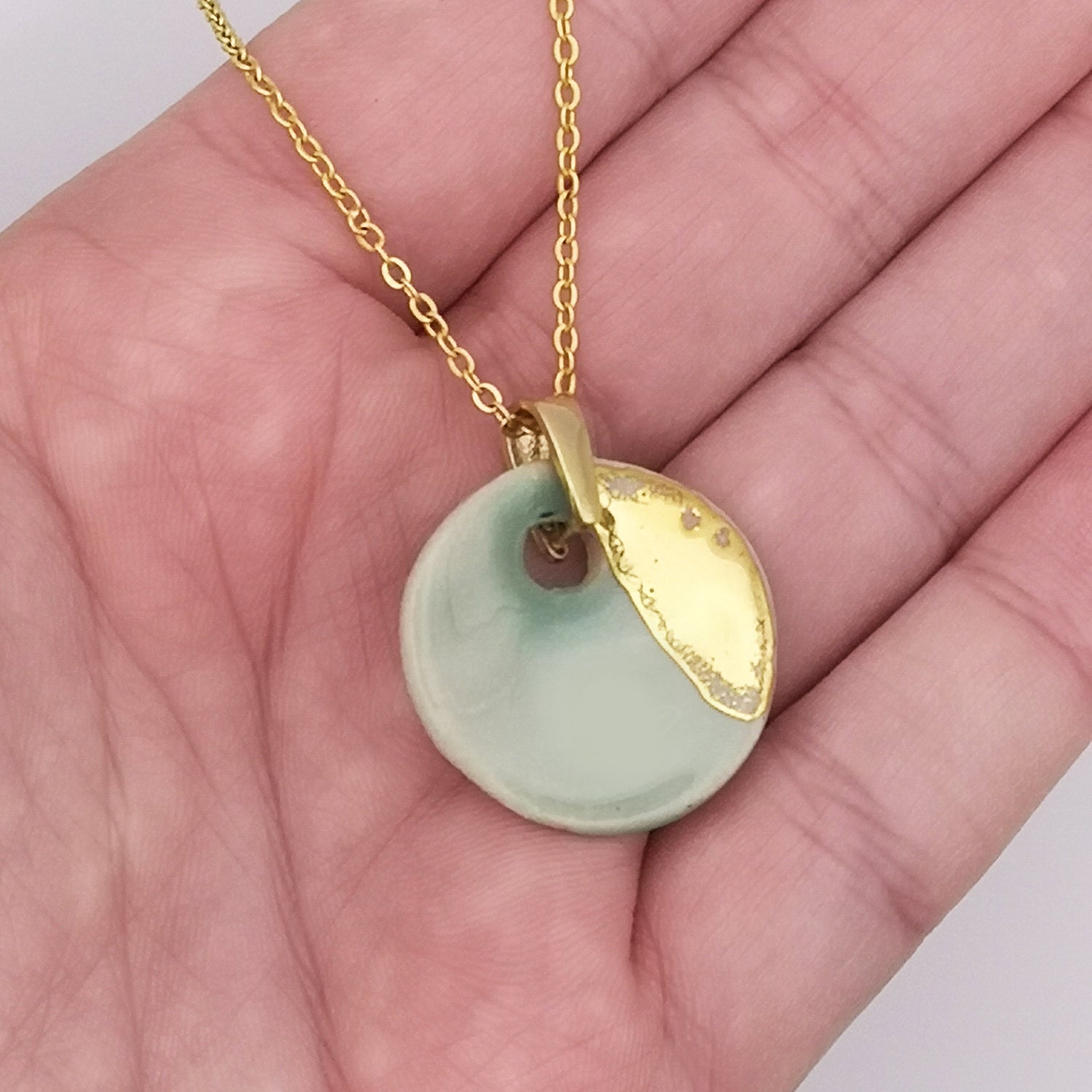 Collier médaille vert et or avec chaîne dorée à l'or fin 24K, pendentif en céramique fait main, livré dans un écrin rose pâle élégant, idéal pour un cadeau