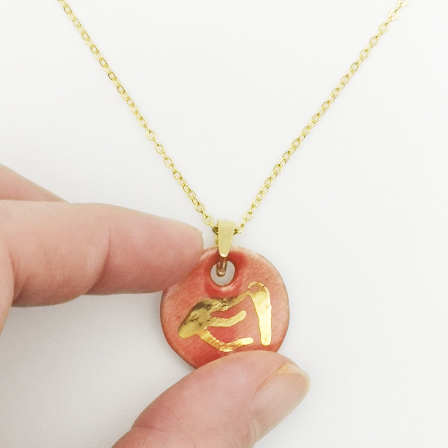 Collier pendentif rouge et or pour femme, fait main en Provence, avec chaîne en laiton doré 24K.