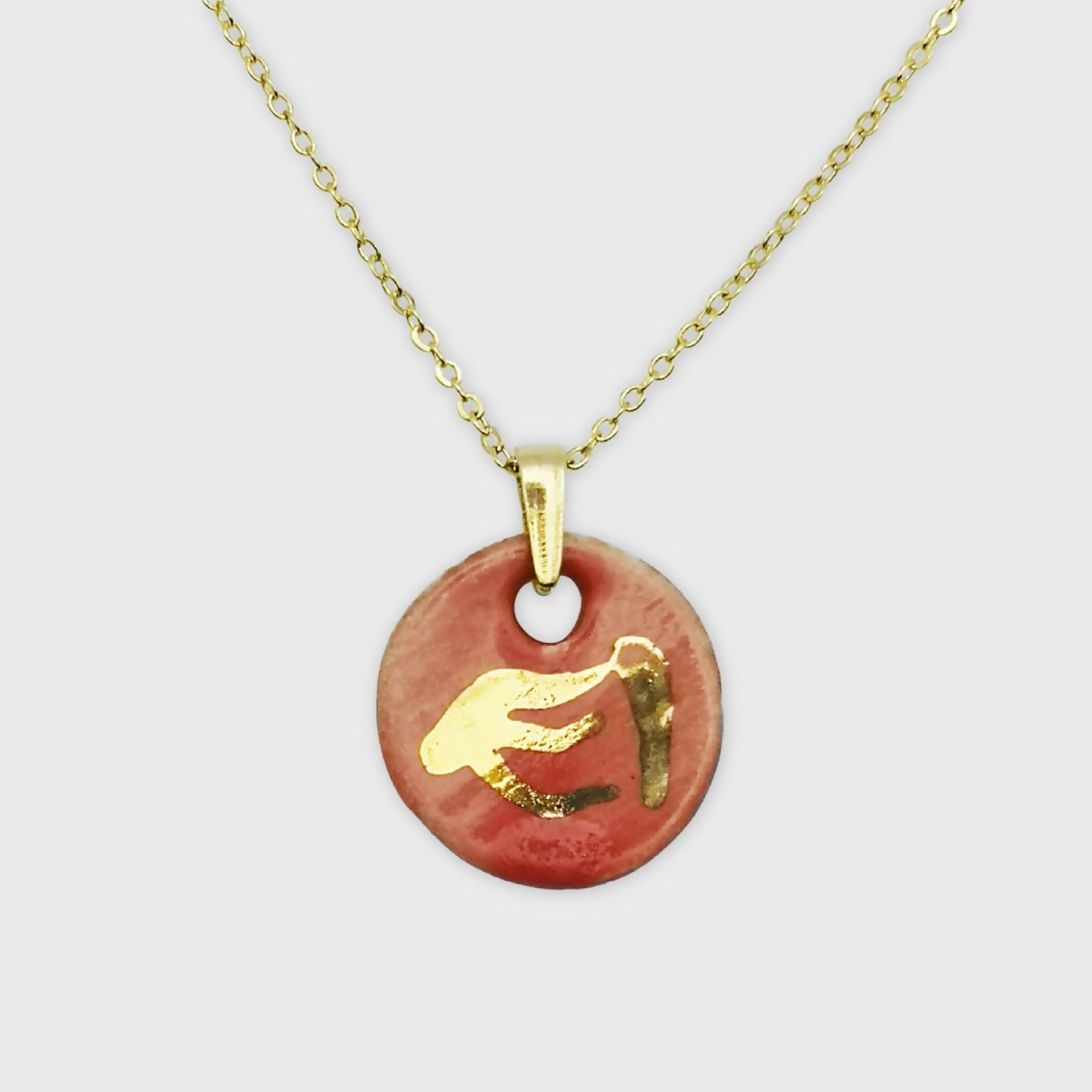 Collier artisanal en céramique rouge corail avec médaillon doré à l’or fin et design phénix fait main Aix en Provence