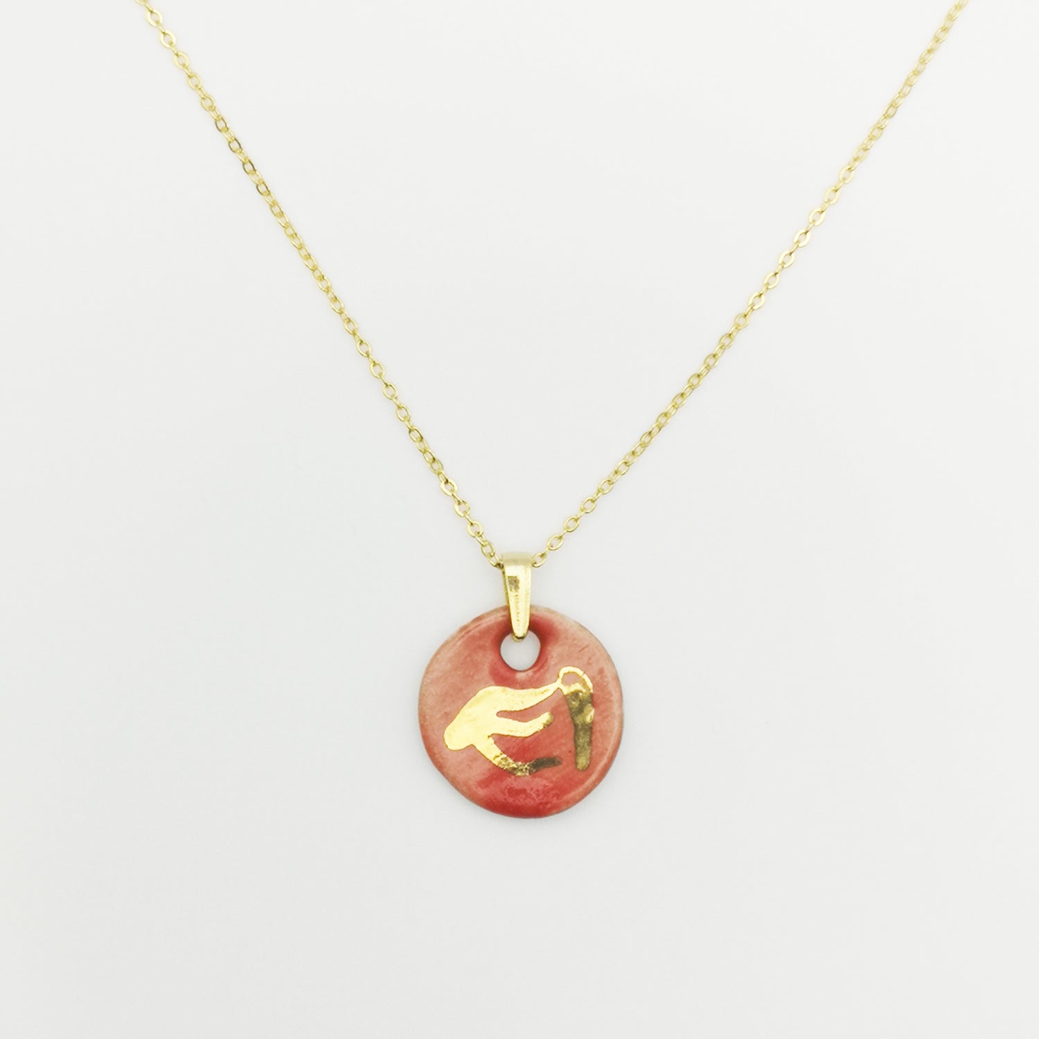 Collier médaillon rouge corail et or avec motif de phénix fait main en céramique - Corinne Céramique.