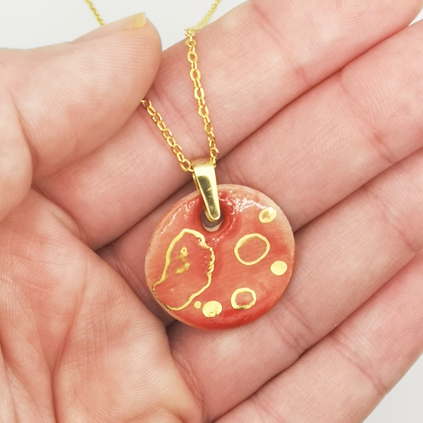 Pendentif en céramique rouge corail orné de pois en véritable or, chaîne en laiton doré à l'or fin 24K, collier élégant et unique.