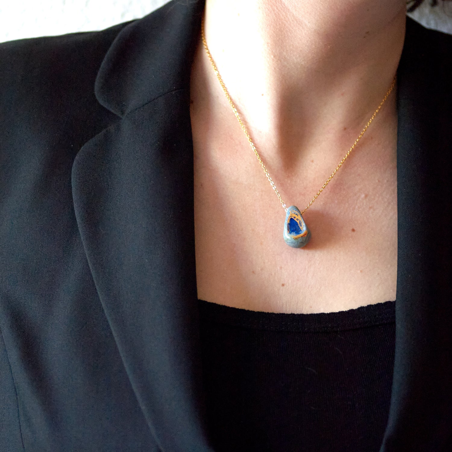 Collier élégant en céramique avec pendentif bleu et or pour toutes occasions