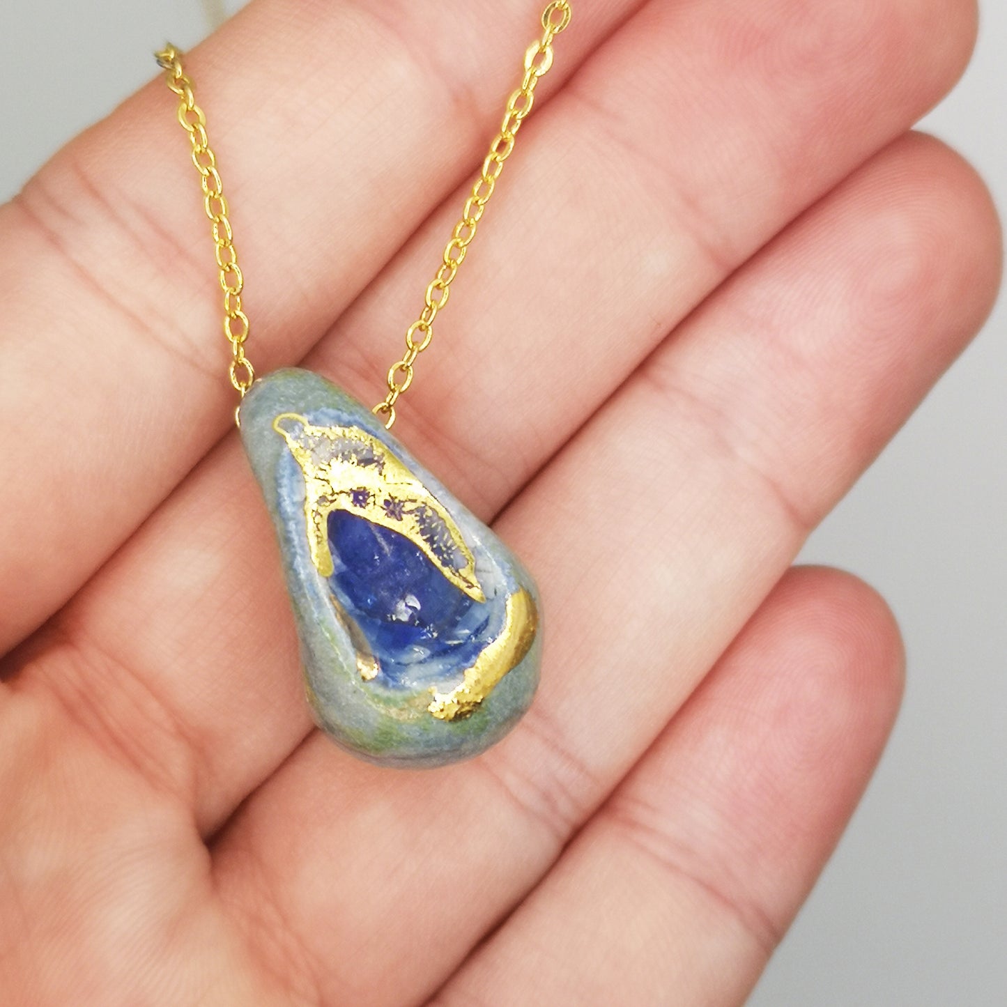 Collier en céramique avec pendentif bleu et or pour un style unique