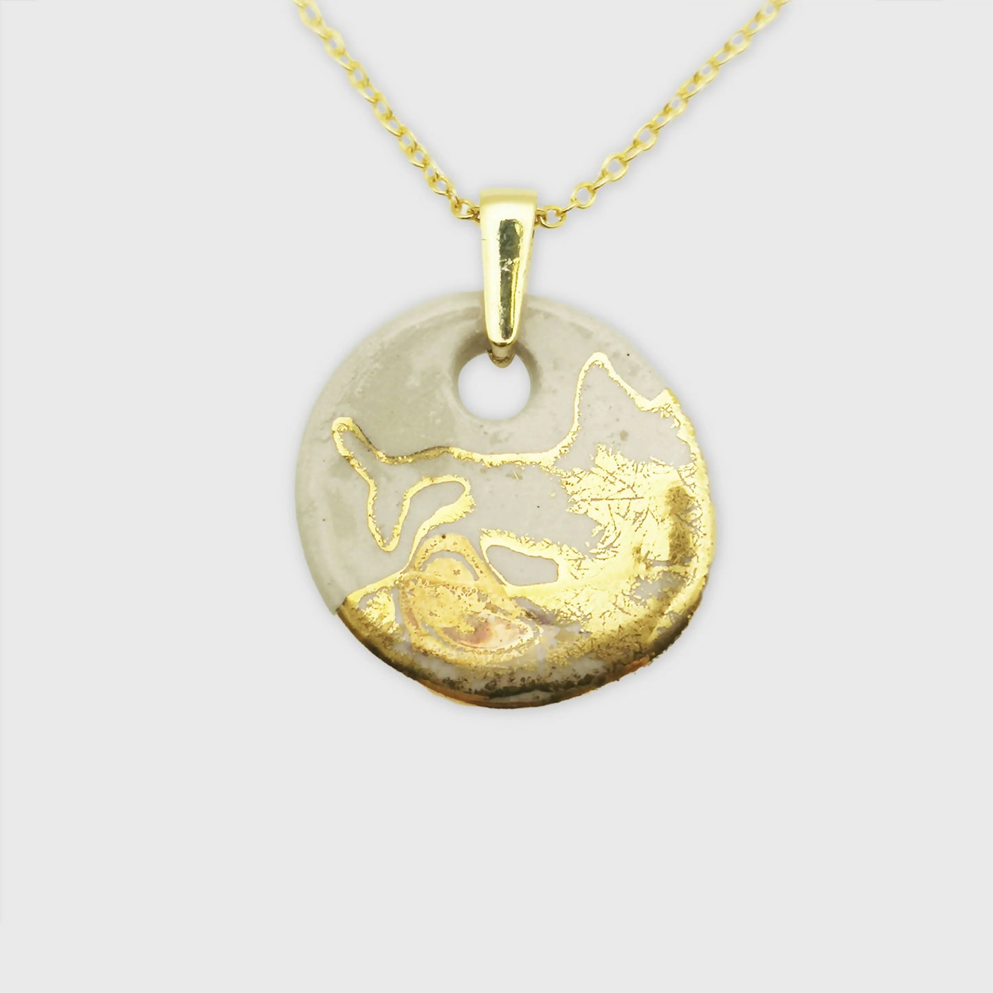 Collier médaillon blanc et or avec pendentif céramique peint à la main, motif flamme Corinne Céramique Aix en Provence