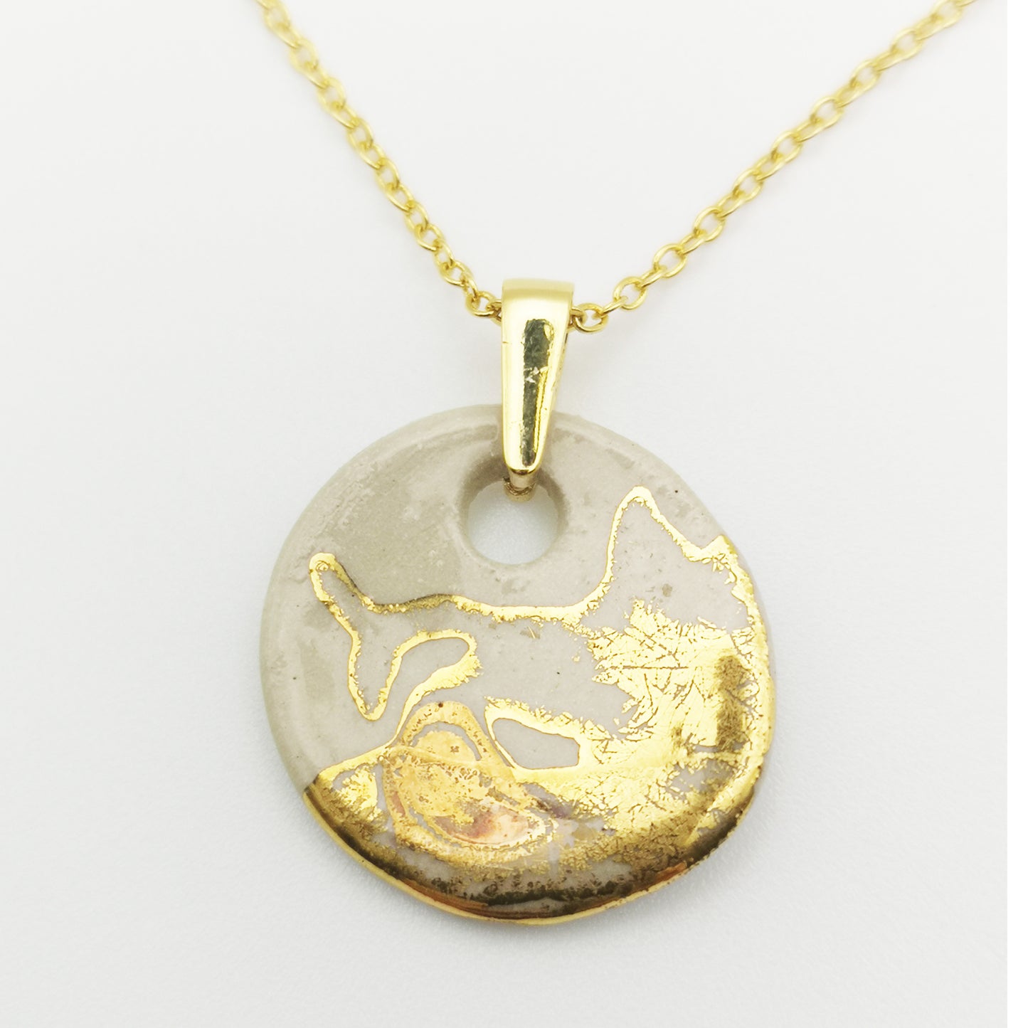 Collier médaillon blanc et or avec pendentif céramique peint à la main, motif flamme