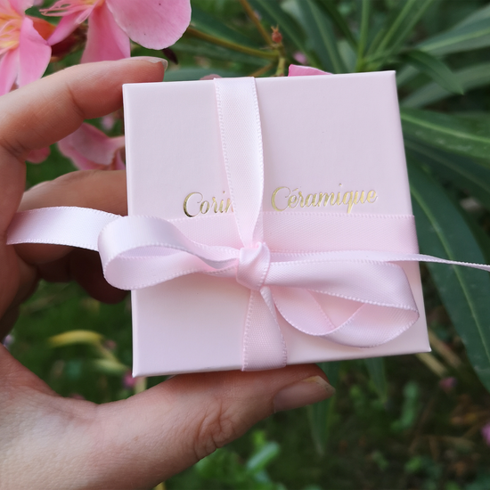 Écrin cadeau rose pâle élégant pour collier en céramique boucles d’oreilles fleurs pensée blanches et or dans écrin cadeau bijou femme