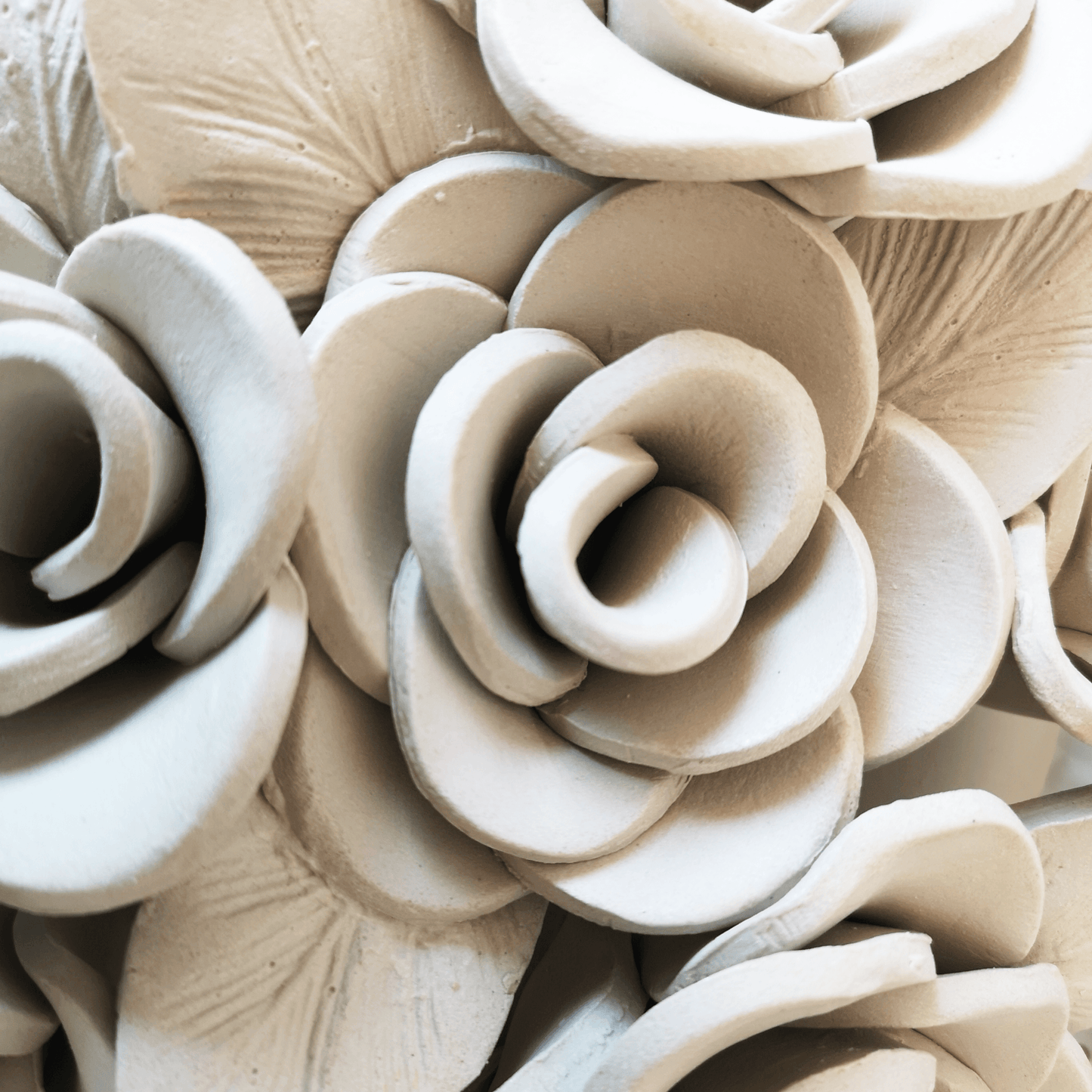 Sculpture Oeuvre d'art Fleur Rose bouquet Applique Mural Argile Provence
