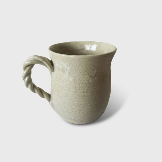 Mug en céramique artisanal à anse torsadée blanc éclatant