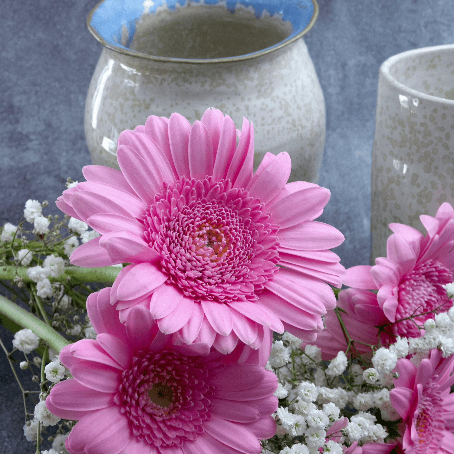 Fleur rose en fond vase ceramique blanc et bleu tour potier cadeau d excpetion luxe